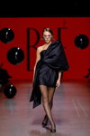 Pokaz BAE by Katya Shehurina — Riga Fashion Week SS24 (ubrania i obraz: cienkie rajstopy czarne, półbuty czarne, suknia koktajlowa mini czarna)