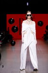 Pokaz BAE by Katya Shehurina — Riga Fashion Week SS24 (ubrania i obraz: półbuty czarne, spodnie białe)