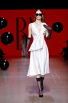 Pokaz BAE by Katya Shehurina — Riga Fashion Week SS24 (ubrania i obraz: przezroczyste długie rękawiczki czarne, przezroczyste podkolanówki czarne, suknia koktajlowa biała)