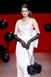 Показ BAE by Katya Shehurina — Riga Fashion Week SS24 (наряды и образы: чёрные длинные прозрачные перчатки, белое вечернее платье, чёрная сумка)