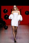 Pokaz BAE by Katya Shehurina — Riga Fashion Week SS24 (ubrania i obraz: cienkie rajstopy czarne, półbuty czarne, suknia koktajlowa mini biała)