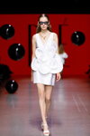 Pokaz BAE by Katya Shehurina — Riga Fashion Week SS24 (ubrania i obraz: suknia koktajlowa mini biała, sandały białe)