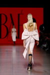 Pokaz BAE by Katya Shehurina — Riga Fashion Week SS24 (ubrania i obraz: przezroczyste podkolanówki czarne)