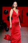 Показ BAE by Katya Shehurina — Riga Fashion Week SS24 (наряды и образы: красное вечернее платье, красная сумка)