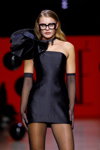 Показ BAE by Katya Shehurina — Riga Fashion Week SS24 (наряди й образи: чорні довгі прозорі рукавички, чорні прозорі колготки, чорна коктейльна сукня міні)