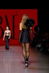 Показ BAE by Katya Shehurina — Riga Fashion Week SS24 (наряди й образи: чорні довгі прозорі рукавички, чорні прозорі колготки, чорна коктейльна сукня міні)