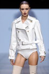 Показ Collected Story — Riga Fashion Week SS24 (наряды и образы: белые ботфорты, белая кожаная куртка)