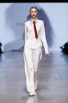 Паказ Collected Story — Riga Fashion Week SS24 (нарады і вобразы: белая блуза, белыя штаны, бардовы гальштук, белыя туфлі)