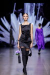 Pokaz NÓLÓ — Riga Fashion Week SS24 (ubrania i obraz: suknia koktajlowa mini czarna, cienkie rajstopy czarne, buty czarne)
