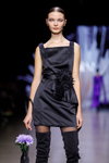 Показ NÓLÓ — Riga Fashion Week SS24 (наряди й образи: чорна коктейльна сукня міні, чорні прозорі колготки, чорні чоботи-панчохи)