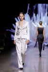 Pokaz NÓLÓ — Riga Fashion Week SS24 (ubrania i obraz: spodnium białe, półbuty czarne)