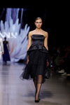 Pokaz NÓLÓ — Riga Fashion Week SS24 (ubrania i obraz: cienkie rajstopy czarne, suknia koktajlowa czarna, półbuty czarne)