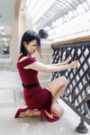 Irina. Sesja zdjęciowa w pończochach (ubrania i obraz: pończochy z ażurową koronką cieliste, szpilki czerwone, sukienka z rozcięciem bordowa)