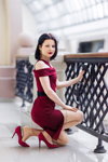 Irina. Sesja zdjęciowa w pończochach (ubrania i obraz: pończochy z ażurową koronką cieliste, szpilki czerwone, sukienka z rozcięciem bordowa)