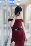 Irina. Strumpfwaren-Fotoshooting (Looks: hautfarbene Halterlose Strümpfe mit Spitzenabschluss, Burgunder farbenes Kleid mit Schlitz)