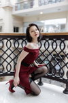 Irina. Sesja zdjęciowa w pończochach (ubrania i obraz: pończochy z ażurową koronką czarne, szpilki czerwone, sukienka z rozcięciem bordowa)