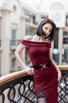 Irina. Strumpfwaren-Fotoshooting (Looks: schwarze Halterlose Strümpfe mit Spitzenabschluss, Burgunder farbenes Kleid mit Schlitz)