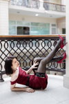 Irina. Strumpfwaren-Fotoshooting (Looks: schwarze Halterlose Strümpfe mit Spitzenabschluss, rote Pumps, Burgunder farbenes Kleid mit Schlitz)