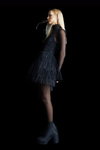 Lil´Kreets. Kampania Bershka (ubrania i obraz: rajstopy czarne, sukienka czarna, blond (kolor włosów))