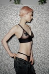 Kampania bielizny Chantelle X SS23 (ubrania i obraz: biustonosz czarny przejrzysty, krótka fryzura)