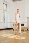 Kampania butów ślubnych Dune SS 23 (ubrania i obraz: suknia ślubna mini biała, półbuty białe)