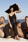 Кампания Esprit Summer 2023 (наряды и образы: чёрная шляпа, чёрный комбинезон)