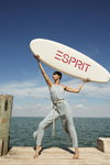 Kampania Esprit Summer 2023 (ubrania i obraz: kombinezon szary)