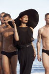 Kampagne von Esprit Summer 2023 (Looks: schwarzer Hut, schwarzes Kleid, schwarzer Gürtel)