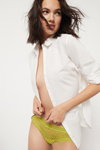 Кампанія білизни Etam SS23. Частина 2 (наряди й образи: біла блуза, жовті гіпюрові брифи)