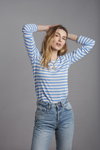 Lookbook Lavender Hill 2023 (ubrania i obraz: jeansy błękitne, pulower pasiasty niebiesko-biały)