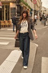 Kampagne von MOS MOSH SS 23 (Looks: weißes Top, grauer Blazer, blaue Jeans)