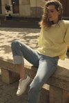 Кампания MOS MOSH SS 23 (наряды и образы: голубые джинсы, желтый джемпер)