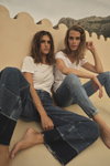 Kampania MOS MOSH SS 23 (ubrania i obraz: top biały, jeansy błękitne)