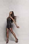 Наоми Кэмпбелл. Кампания PrettyLittleThing by Naomi Campbell (наряды и образы: чёрные шпильки, чёрное коктейльное платье мини)