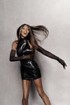 Наоми Кэмпбелл. Кампания PrettyLittleThing by Naomi Campbell (наряды и образы: чёрные длинные перчатки, чёрное коктейльное платье мини)