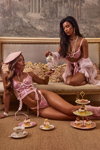 Dessous-Kampagne von PrettyLittleThing Valentine's day 23 (Looks: rosaner Slip, rosaner BH-Top, rosane Baskenmütze, rosane Stulpen aus Wolle, rosaner BH)