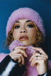 Rita Ora. Kampania RITA ORA X PRIMARK (ubrania i obraz: czapka różowa)