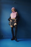 Rita Ora. Kampania RITA ORA X PRIMARK (ubrania i obraz: zakolanówki czarne, kozaki czarne, czapka różowa)