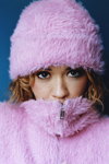 Rita Ora. Kampagne von RITA ORA X PRIMARK (Looks: rosane Mütze)
