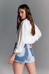 Denim Days. Кампания SiNSAY (наряды и образы: белая блуза, голубые джинсовые шорты)