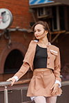 Oksana. Fotoshooting in durchbrochenen Strumpfhosen (Looks: weiße durchbrochen Strumpfhose, schwarzes Top, hautfarbener Damen Anzug (Blazer, Rock))