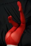 Red. Strumpfhosen-Fotoshooting (Looks: rote Strumpfhose, roter Pullover)