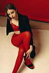 Red 2. Sesja zdjęciowa w rajstopah (ubrania i obraz: rajstopy czerwone, biustonosz z gipiurą czerwony, żakiet czarny, sandały czarne)