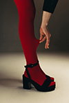 Red 2. Sesja zdjęciowa w rajstopah (ubrania i obraz: rajstopy czerwone, sandały czarne)