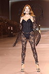 Carla Bruni. Atelier — Victoria's Secret Fashion Show 2024 (Looks: schwarzer Bodystocking aus Guipure-Spitze, schwarzer Slip, schwarzes Korsett)