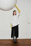 Кампанія білизни Chantelle X FW 23 (наряди й образи: жовті довгі рукавички, білий топ, чорна спідниця міді з розрізом, сірі гольфіни)