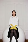 Campaña de lencería de Chantelle X FW 23 (looks: guantes largos amarillos, top blanco, falda midi con abertura negra, calcetines altos grises)