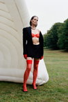 Dessous-Kampagne von Chantelle X FW 23 (Looks: rote Halterlose Strümpfe, schwarzer Blazer, rote Handschuhe, schwarzer Mini Rock, schwarze Pumps)