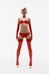 Dessous-Kampagne von Chantelle X FW 23 (Looks: rote Halterlose Strümpfe, rote Lange Handschuhe, roter BH, roter Slip, Kurzhaarschnitt, silberne Pumps)