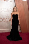 Amy Poehler. Eröffnung — Oscarverleihung 2025 (Looks: schwarzes Abendkleid)
